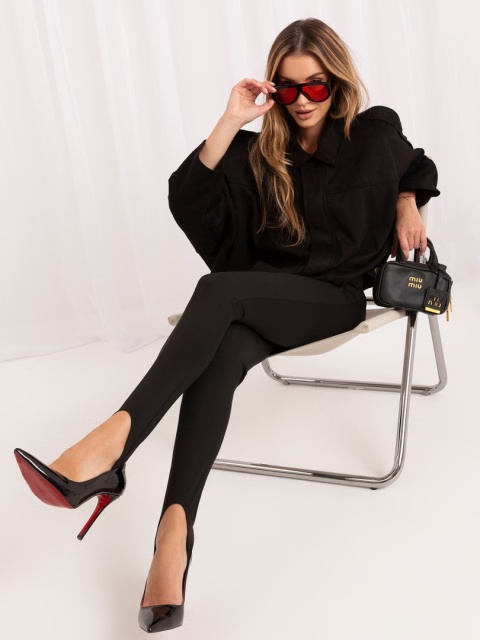 Czarna kurtka bomberka Autumn w eleganckiej stylizacji