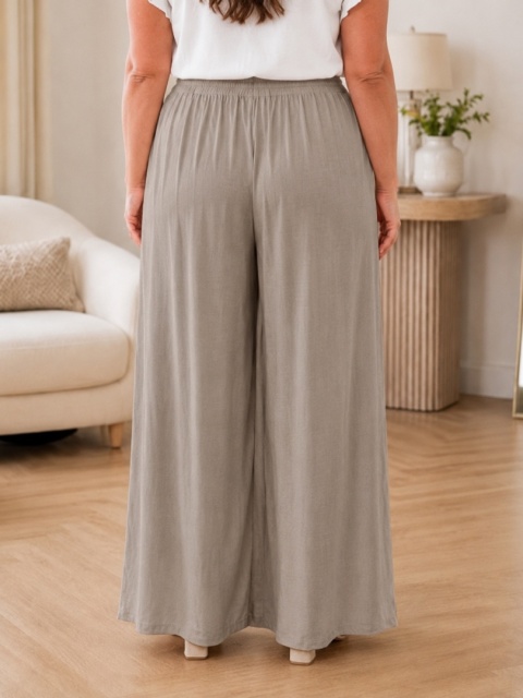 Szerokie spodnie plus size ciemny beż pokazane z tyłu